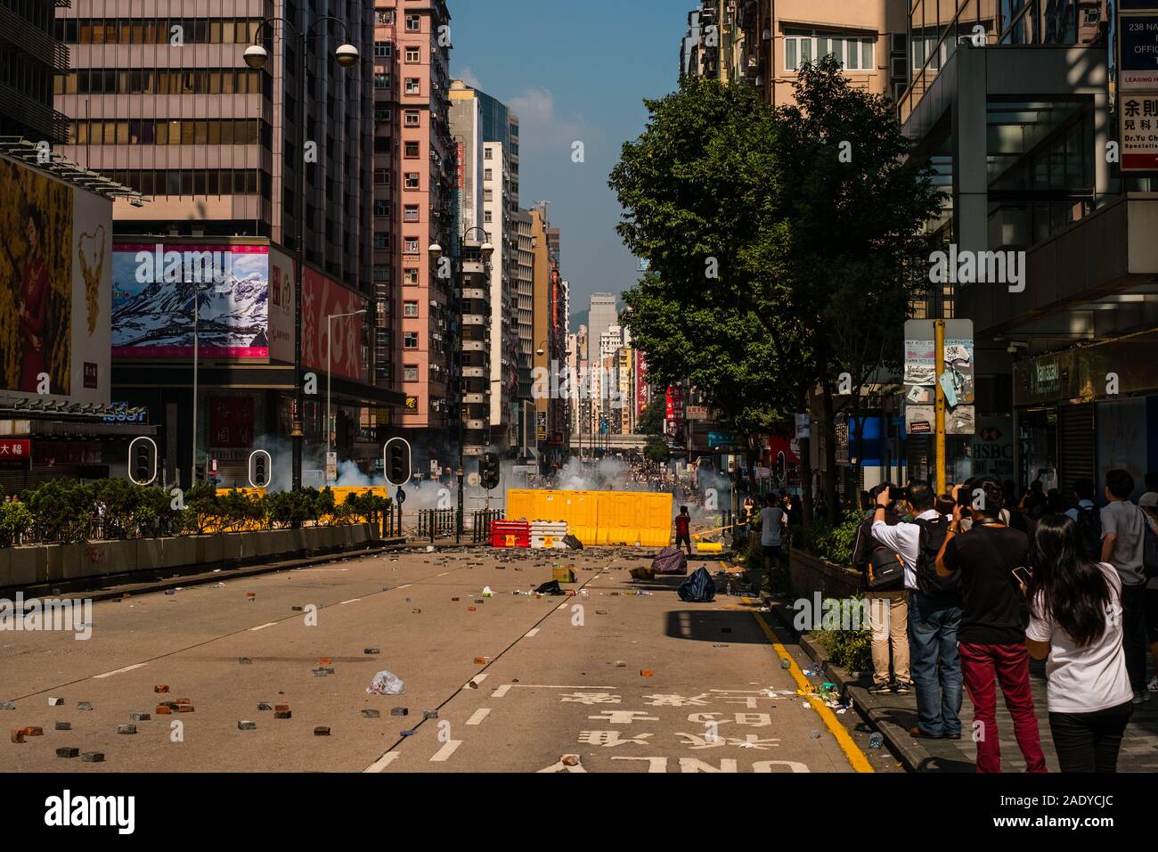 HongKong - November 18, 2019: Tränengas gegen Demonstranten hinter Straßenbarrikaden in der Nathan Road im Jahr 2019 Proteste in Hongkong gefeuert Stockfoto