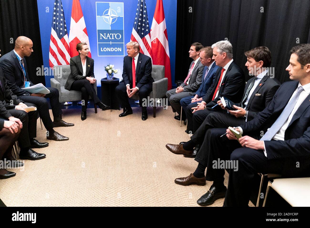 Us-Präsident Donald Trump hält ein bilaterales Treffen mit dem dänischen Ministerpräsidenten Mette Frederiksen am Rande des NATO-Gipfels vom 4. Dezember 2019 in Watford, Hertfordshire, Vereinigtes Königreich. Stockfoto