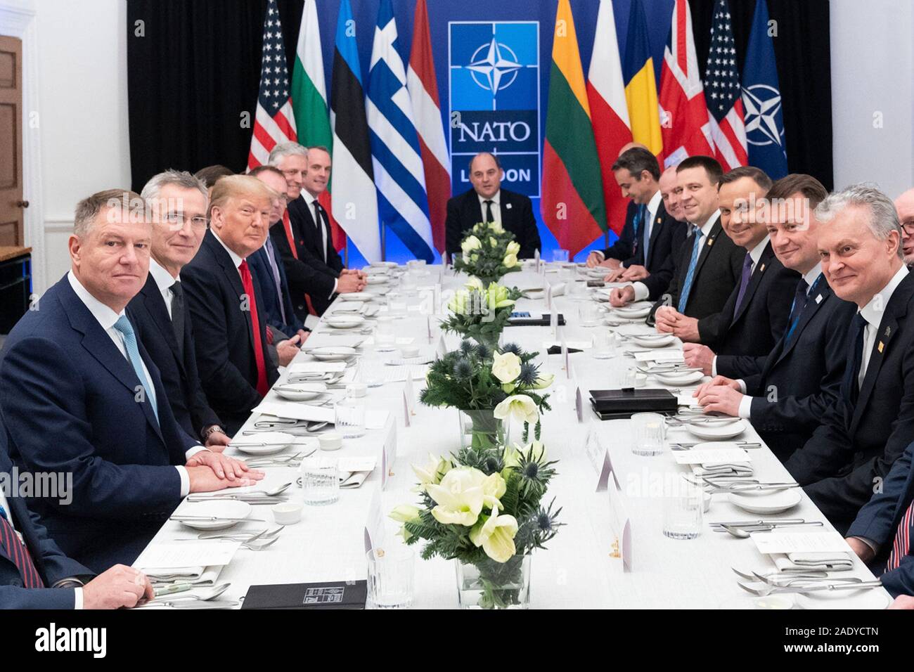 Us-Präsident Donald Trump, Mitte, hält ein Arbeitsessen mit NATO-Mitglieder, die ihre 2 getroffen haben - Prozent finanzielle Verpflichtungen an der Waldung am Rande des NATO-Gipfels vom 4. Dezember 2019 in Watford, Hertfordshire, Vereinigtes Königreich. Stockfoto