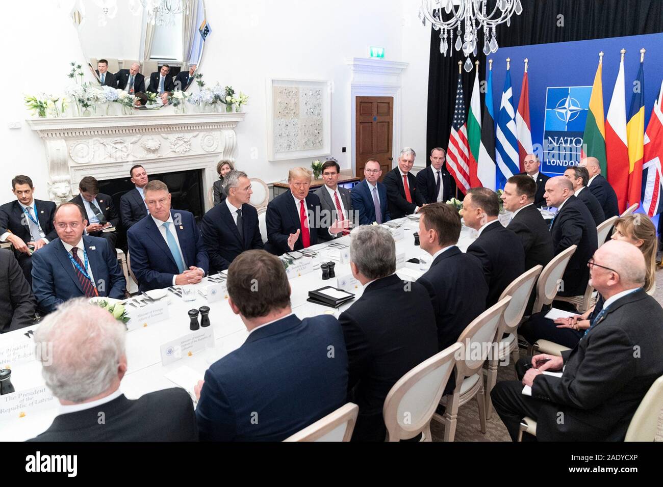 Us-Präsident Donald Trump, Mitte, hält ein Arbeitsessen mit NATO-Mitglieder, die ihre 2 getroffen haben - Prozent finanzielle Verpflichtungen an der Waldung am Rande des NATO-Gipfels vom 4. Dezember 2019 in Watford, Hertfordshire, Vereinigtes Königreich. Stockfoto