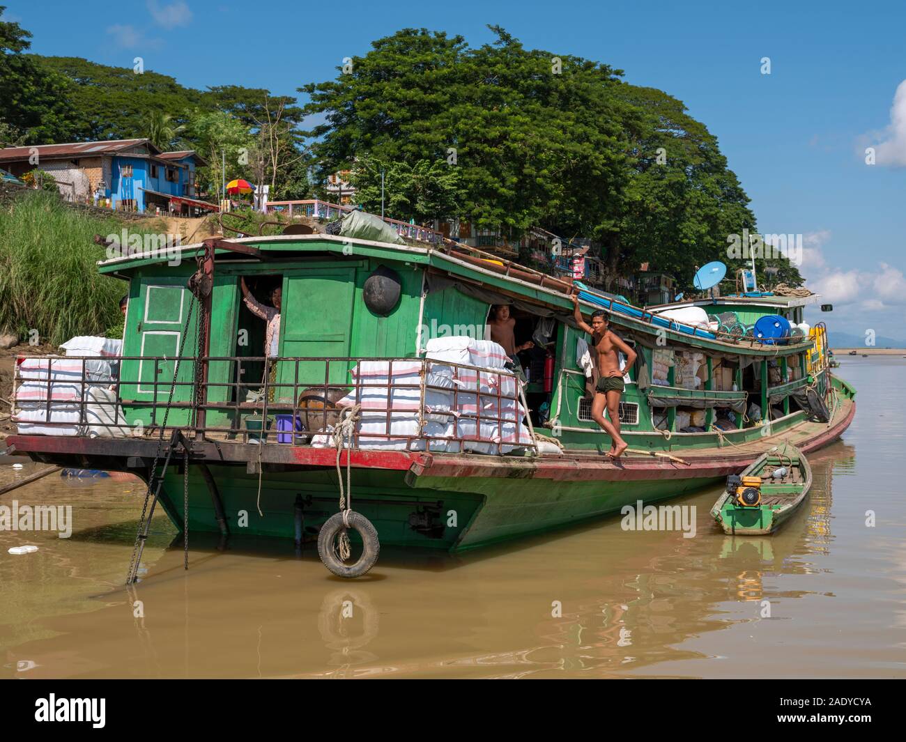 Eine burmesische Schifffahrt auf der Chindwin Fluss dient als schwimmende Markt für Waren, die für den Verkauf als das Boot segelt nach oben und unten am Fluss in Myanmar (Birma) Stockfoto