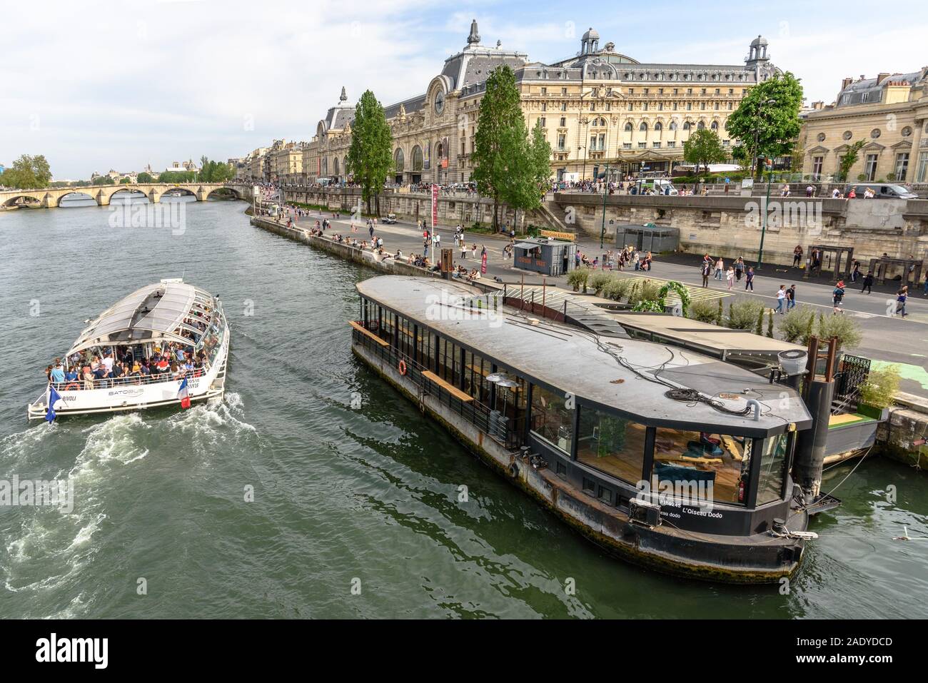 Boote auf der Seine mit dem Musee d'Orsay auf der rechten Seite Stockfoto