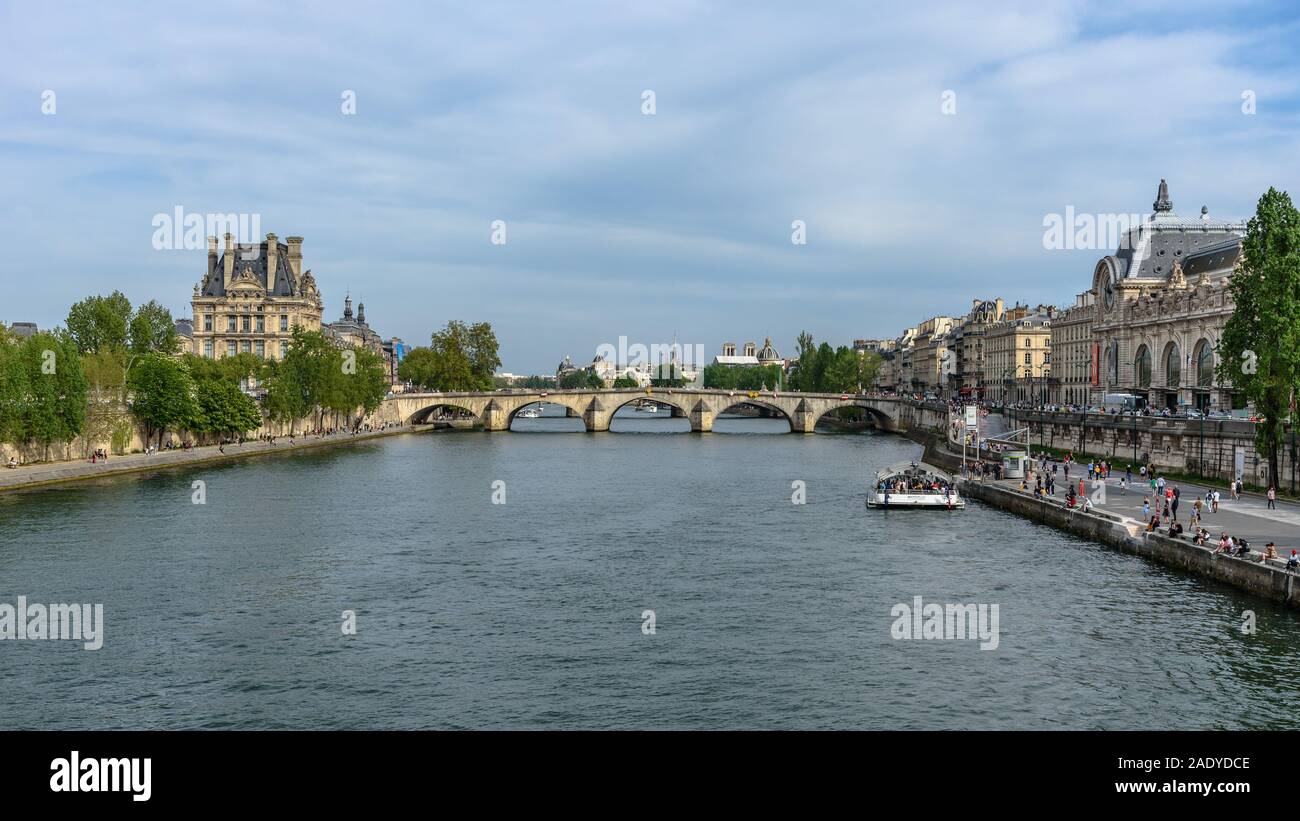 Der Pont Royal überspannt die Seine mit der Louvre auf dem rechten Ufer und dem Musee d'Orsay auf der linken Bank Stockfoto