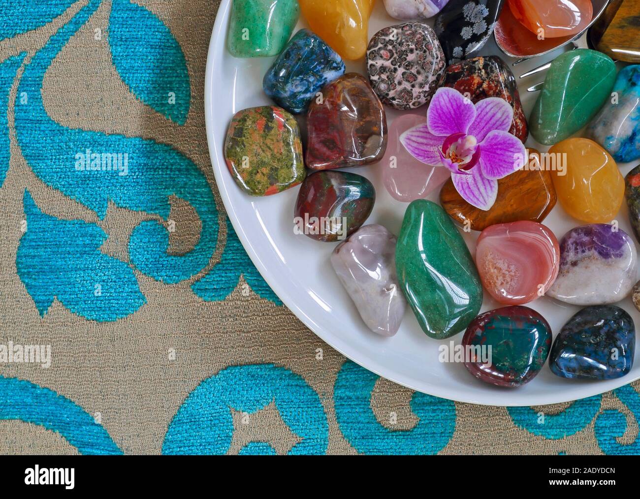 Edelsteine und Gesundheit III, eine konzeptionelle Arbeit zu zeigen, die wir benötigen, um uns selbst zu kümmern. Stockfoto