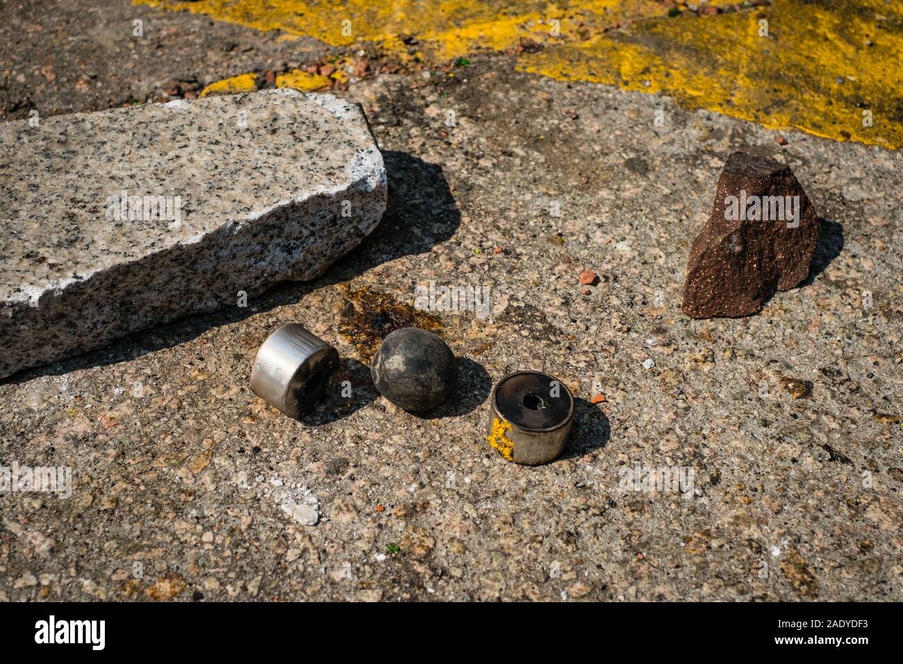 HongKong - November, 2019: Gummigeschoss und gas Kanister closeup auf Straße und zerreißen, Schuß auf demonstrant während der 2019 Proteste in Hongkong Stockfoto