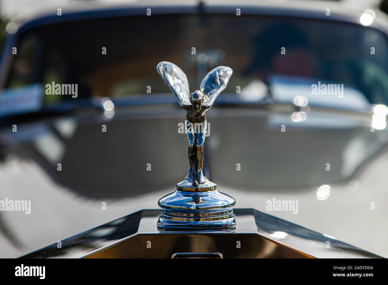 Nahaufnahme und selektiven Fokus auf einer Motorhaube Motorhaube Ornament, Kühlerdeckel, Motor Maskottchen oder Auto Maskottchen einer Person mit Flügeln auf klassischen Oldtimer Stockfoto
