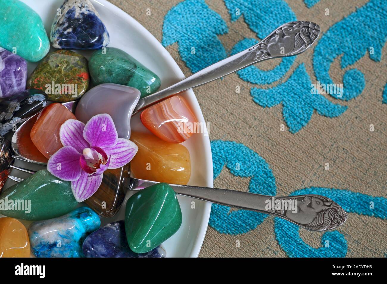 Edelsteine und Gesundheit II, eine konzeptionelle Arbeit zu zeigen, die wir benötigen, um uns selbst zu kümmern. Stockfoto