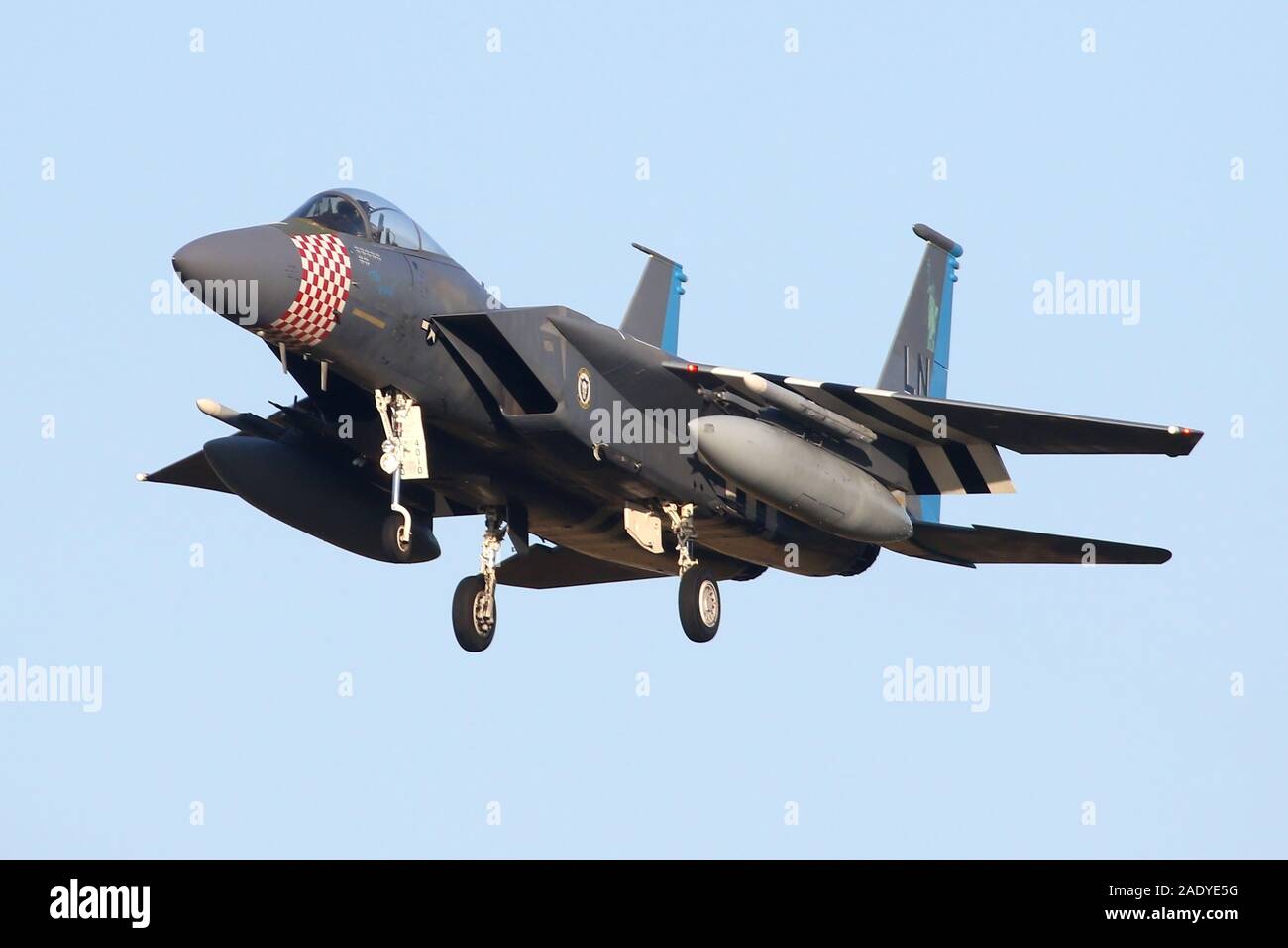 "Der König", einem speziell gekennzeichneten 493Rd Jagdgeschwader F-15C Eagle Landing an RAF Lakenheath. Das Flugzeug zeigt Markierungen aus der Kriegszeit P-47. Stockfoto