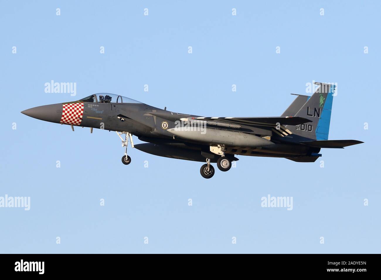 "Der König", einem speziell gekennzeichneten 493Rd Jagdgeschwader F-15C Eagle Landing an RAF Lakenheath. Das Flugzeug zeigt Markierungen aus der Kriegszeit P-47. Stockfoto