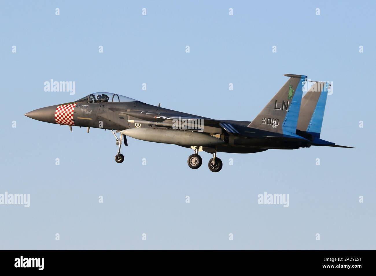 "Der König", einem speziell gekennzeichneten 493Rd Jagdgeschwader F-15C Eagle Landing an RAF Lakenheath. Das Flugzeug zeigt Markierungen aus der Kriegszeit P-47. Stockfoto