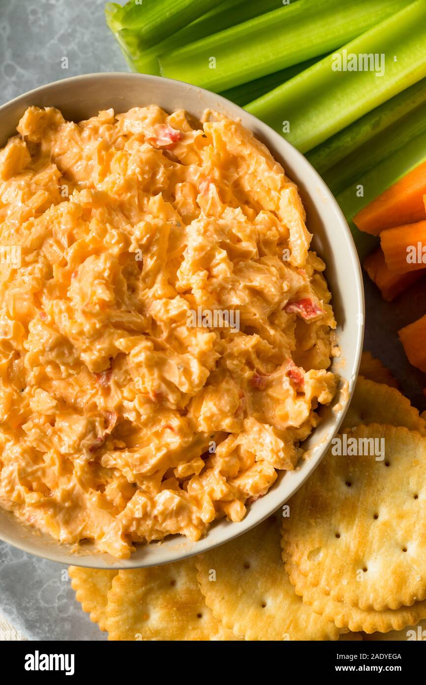 Hausgemachte Pimento Käse verteilt mit Crackern und Gemüse Stockfoto