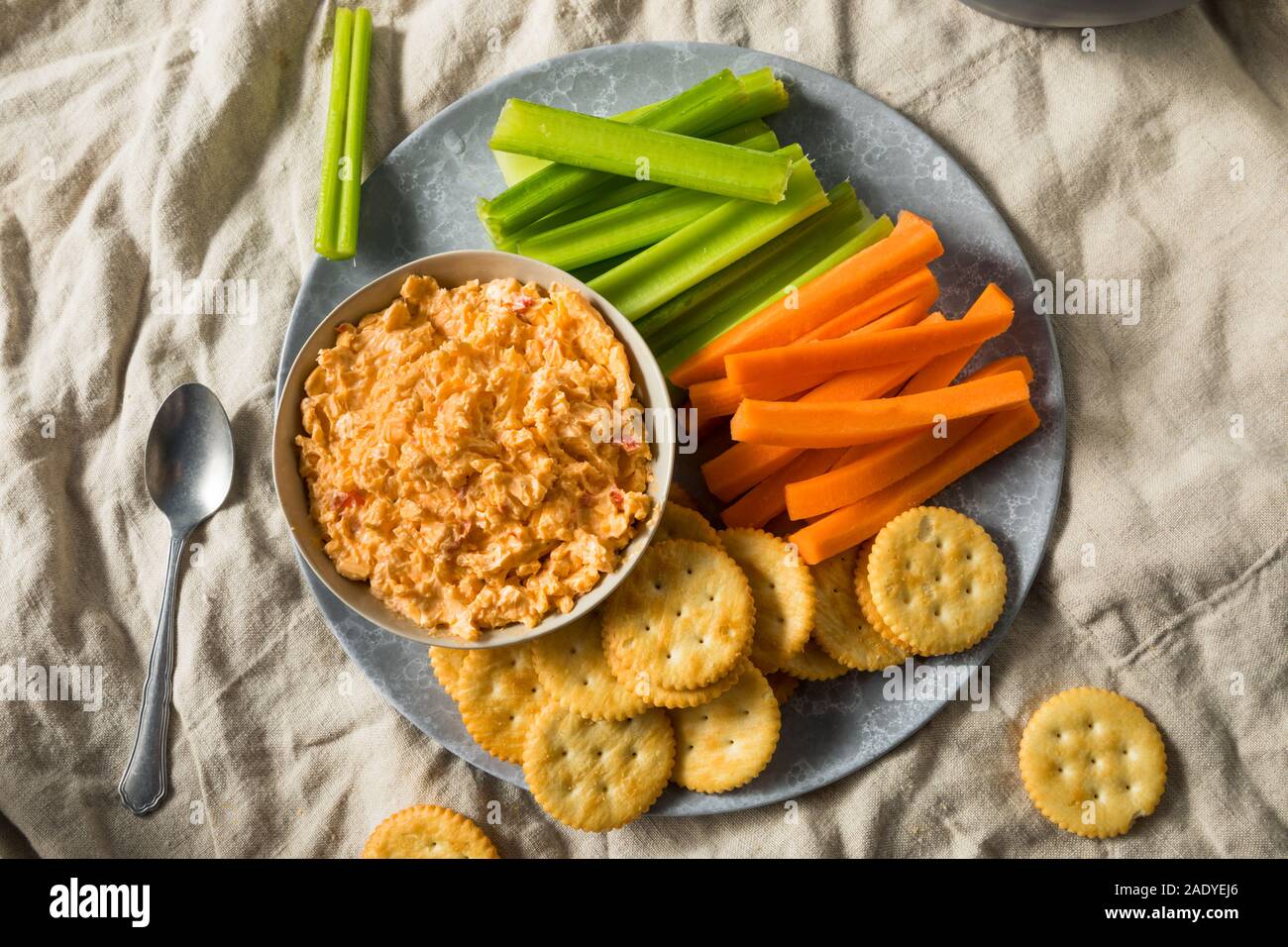 Hausgemachte Pimento Käse verteilt mit Crackern und Gemüse Stockfoto