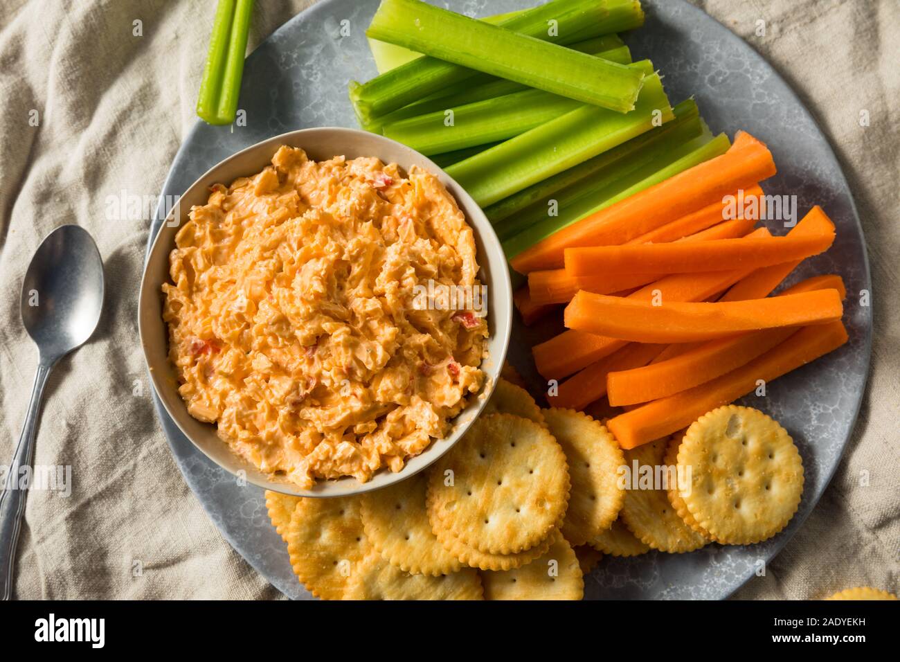 Hausgemachte Pimento Käse verteilt mit Crackern und Gemüse Stockfoto
