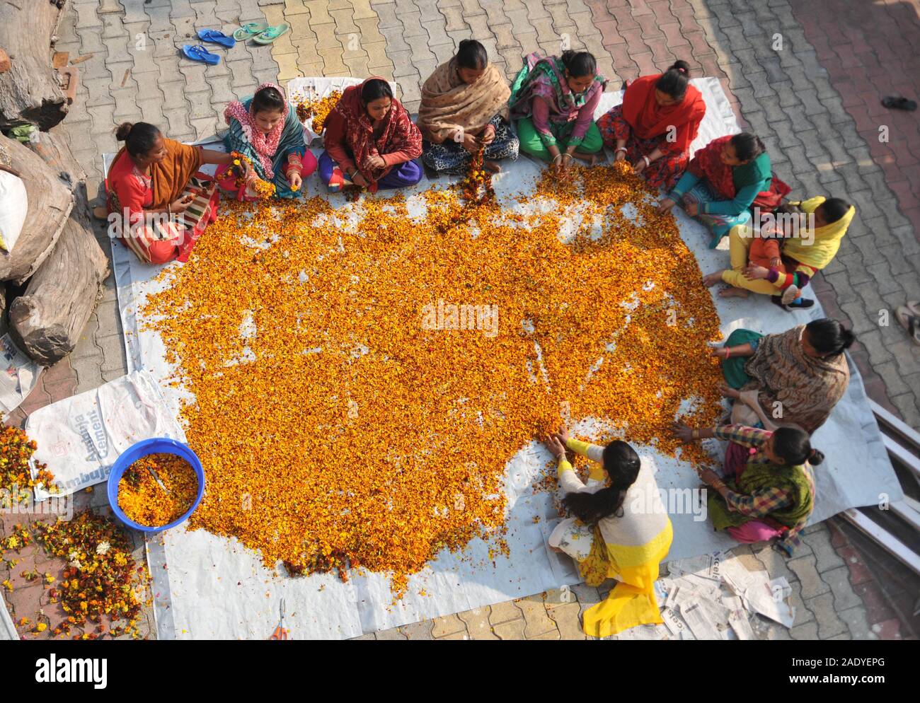 (191205) - Jammu, Dez. 5, 2019 (Xinhua) - Frauen arbeiten in einem Workshop, wie sie die verschiedenen Aufgaben der auswahloptionsfenster durchführen, Schneiden, Trocknung und Verarbeitung blumen Räucherstäbchen in Jammu, der Winter, die Hauptstadt der Indischen zu machen - Kaschmir gesteuert, am Dez. 5, 2019. Die Blumen gesammelt aus verschiedenen Tempel und Schreine sind Räucherstäbchen vorgenommen werden, während früher, die Blumen waren in Tawi Fluss und Ranbir Kanal entleert. Die Idee wurde für zwei Zwecke des Haltens Tawi Fluss, Ranbir Kanal und andere Gewässer sauber durchgeführt, sowie eine menschenwürdige Beschäftigung für Frauen aus wirtschaftlich schwachen Stockfoto