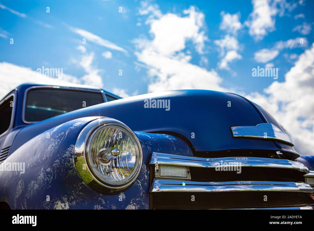 Blau alten klassischen antiken amerikanischen Pickup Auto vorne Teil,  niedrigen Winkel gegen den Himmel, in der Nähe von Glas Scheinwerfer  leuchten Lampen und dem verchromten Kühlergrill Stockfotografie - Alamy
