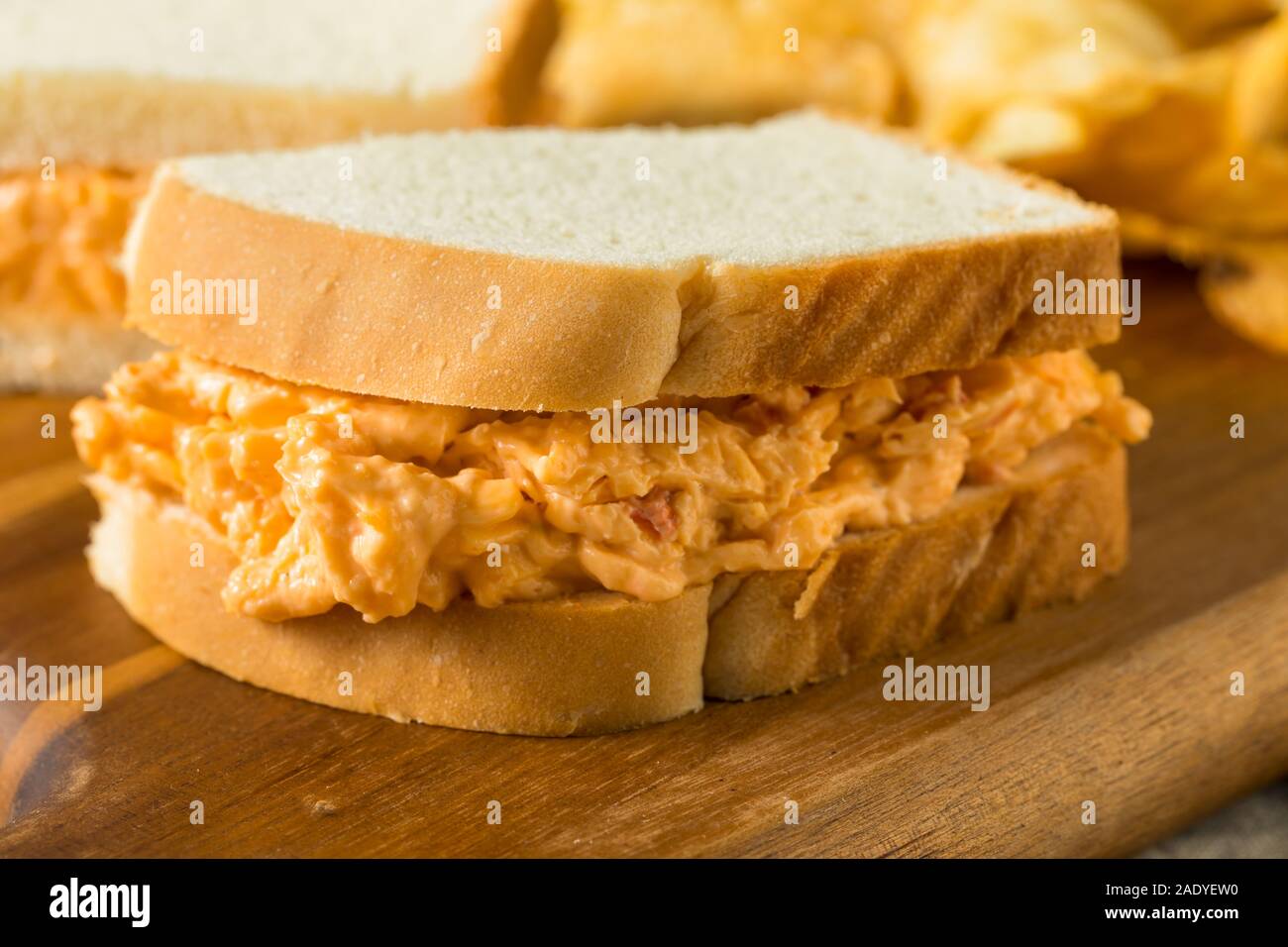 Hausgemachte PImento Käse Sandwich mit Pommes Frites Stockfoto