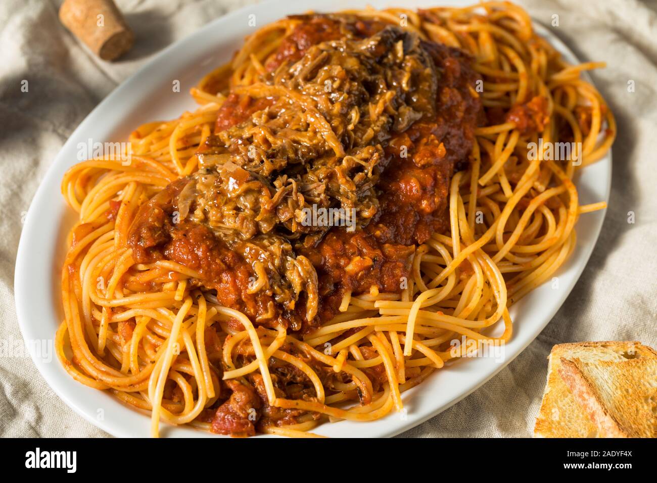 Hausgemachte zog Schweinefleisch Grillen Spaghetti mit Fleischsauce Stockfoto