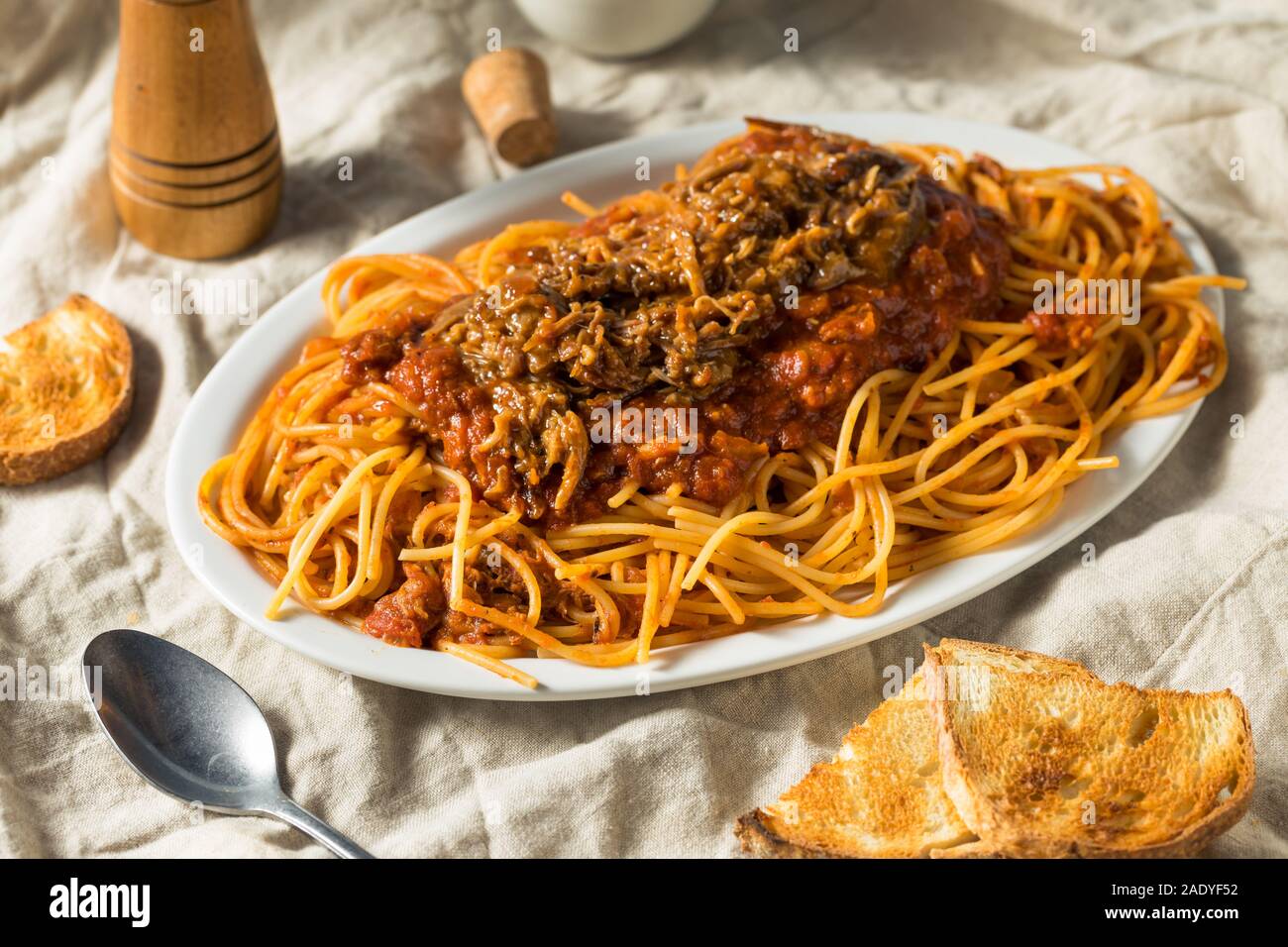 Hausgemachte zog Schweinefleisch Grillen Spaghetti mit Fleischsauce Stockfoto