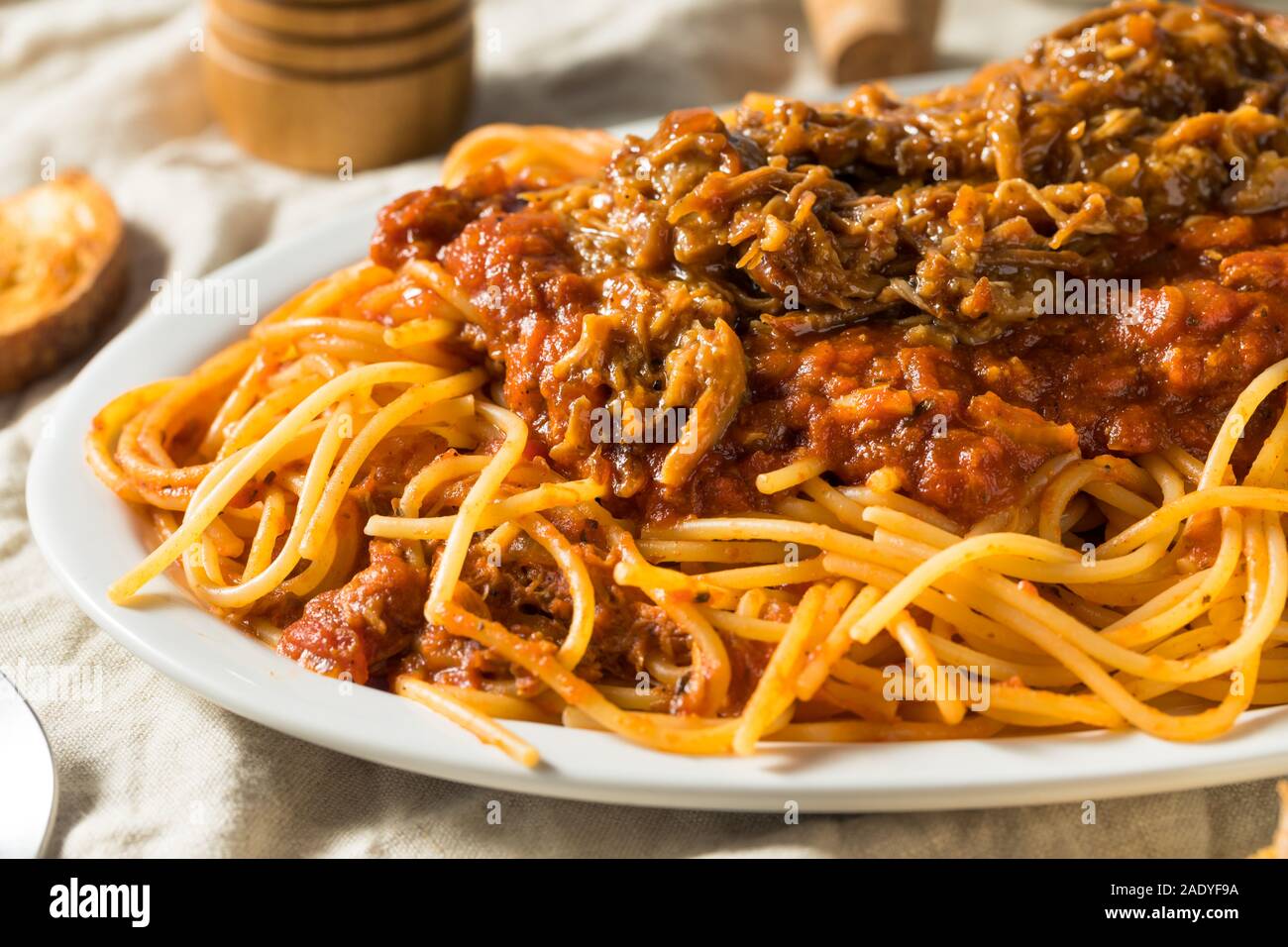 Hausgemachte zog Schweinefleisch Grillen Spaghetti mit Fleischsauce Stockfoto