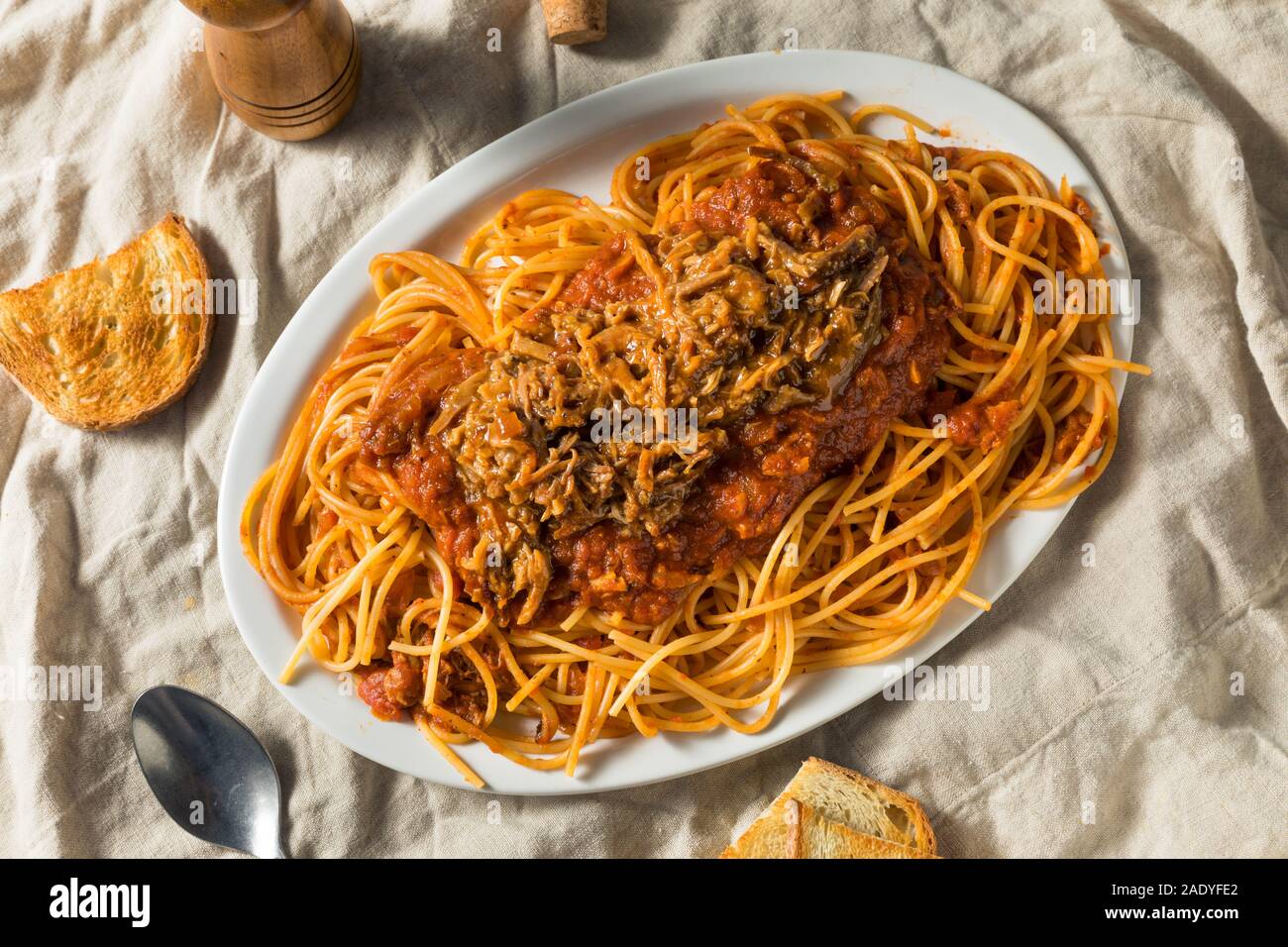 Hausgemachte zog Schweinefleisch Grillen Spaghetti mit Fleischsauce Stockfoto