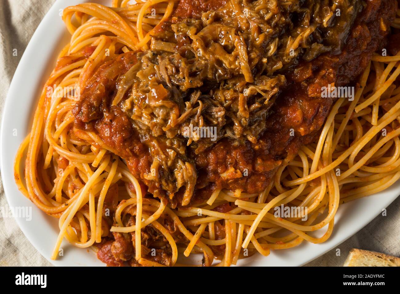 Hausgemachte zog Schweinefleisch Grillen Spaghetti mit Fleischsauce Stockfoto
