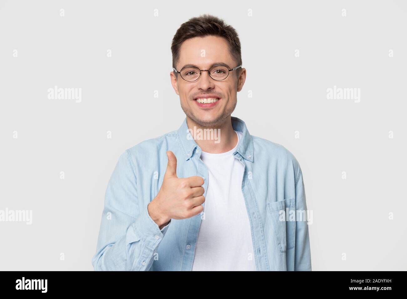 Kopf geschossen von lächelnden stattlicher Mann mit Daumen hoch Stockfoto