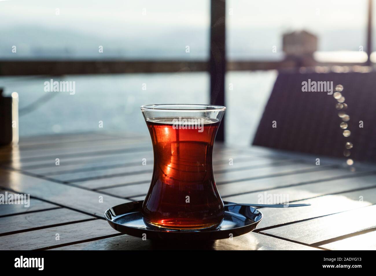 Türkischer Tee gegen das Meer auf hölzernen Tisch Stockfoto