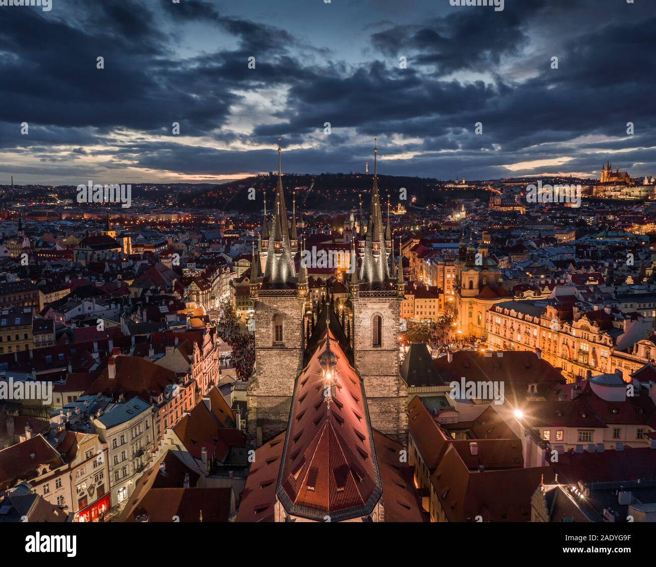 Prag, Tschechische Republik - Luftbild Drohne Blick auf den berühmten beleuchtete Kirche der Muttergottes vor dem Tyn mit den Weihnachtsmarkt, Altes Rathaus & Altstadt Stockfoto