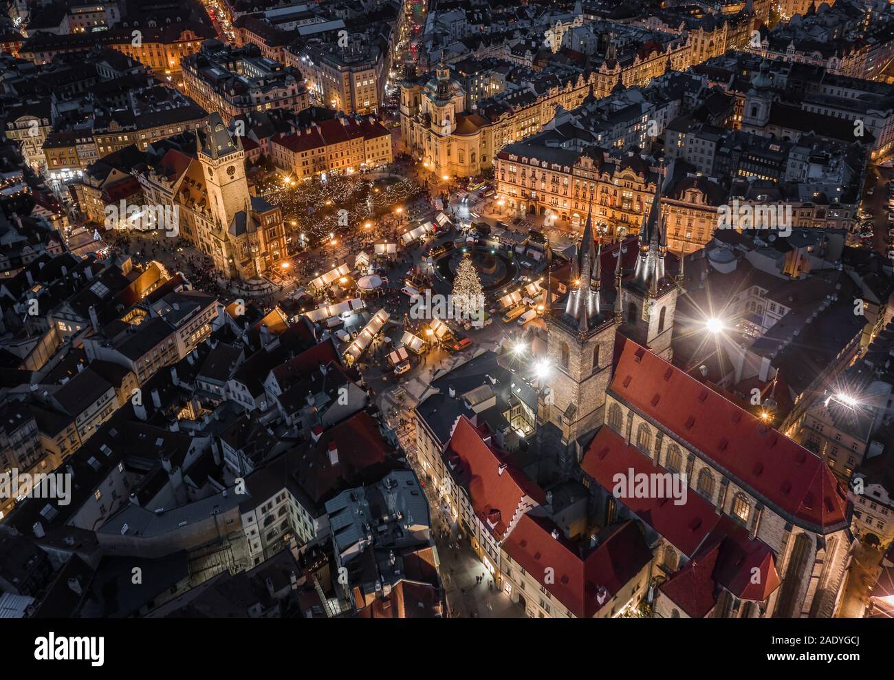 Prag, Tschechische Republik - Luftbild Drohne Ansicht bei Nacht Der berühmte traditionelle Weihnachtsmarkt mit beleuchteten Kirche der Muttergottes vor dem Tyn, Altstadt Stockfoto