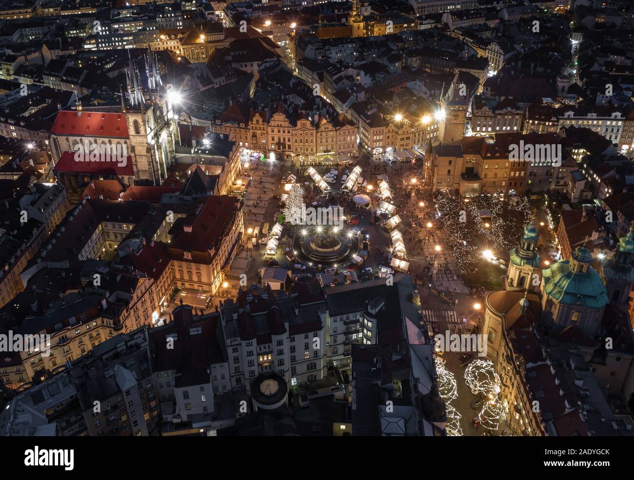 Prag, Tschechische Republik - Luftaufnahme des berühmten traditionellen Weihnachtsmarkt auf dem Altstädter Ring in der Dämmerung mit beleuchteten Kirche der Muttergottes vor dem Stockfoto