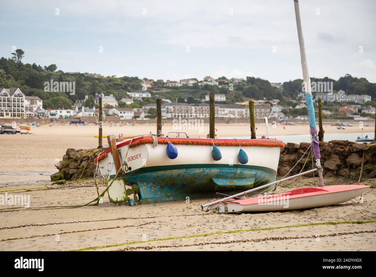 Boote am Strand warten auf High Tide, Jersey Channel Islands Stockfoto