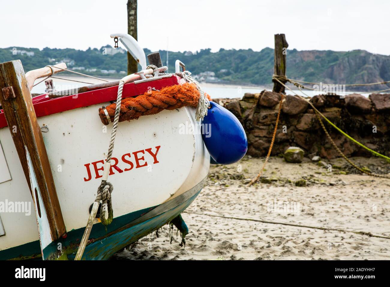 Boote am Strand warten auf High Tide, Jersey Channel Islands Stockfoto