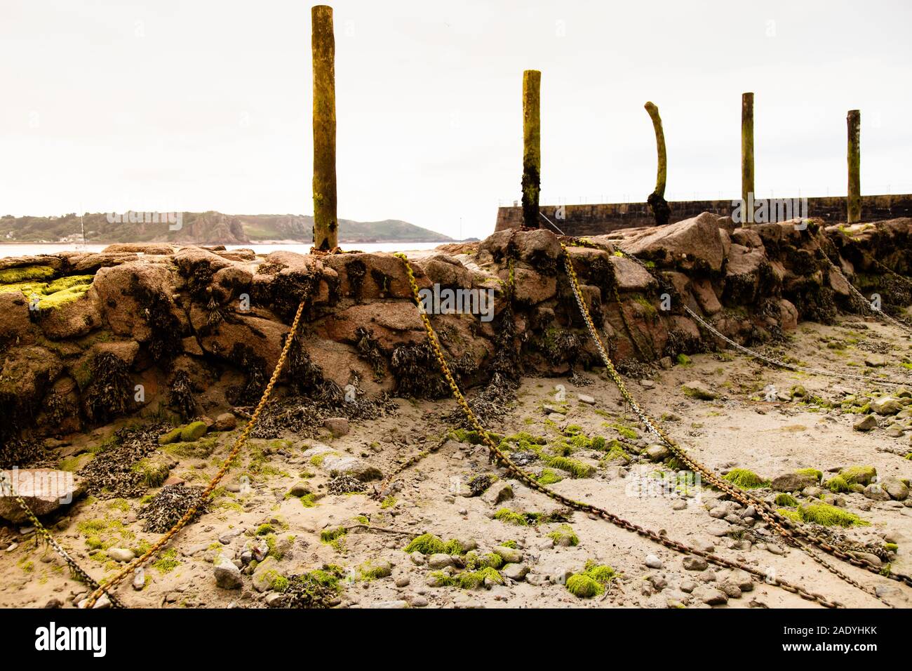 Ketten für Boote Liegeplatz während der Flut ist out, Jersey, Channel Islands Stockfoto