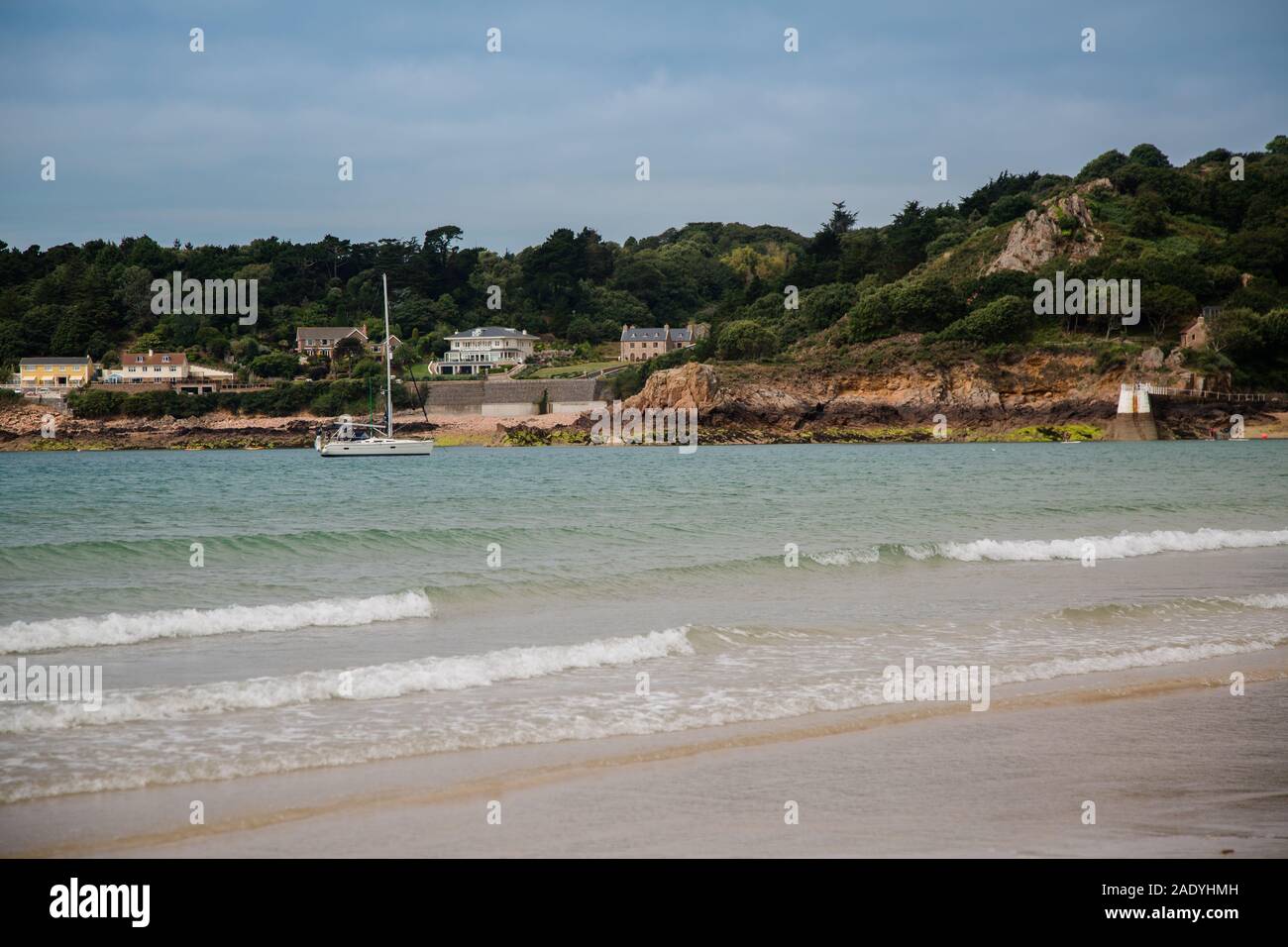 Segelboot (beiboot) an der Küste von Jersey, Channel Islands Stockfoto