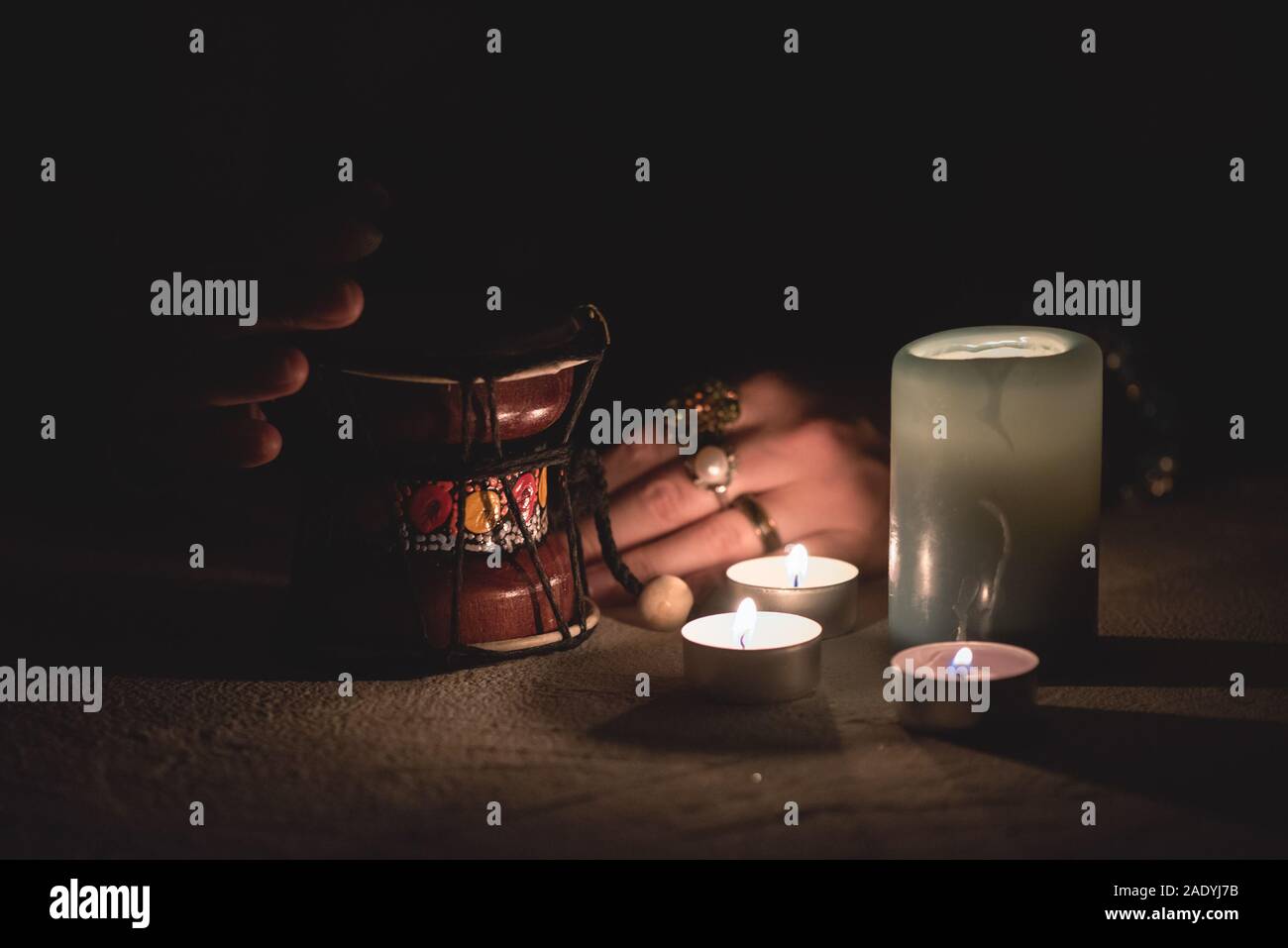 Magic drum und Schamanen Hände schließen. Stockfoto