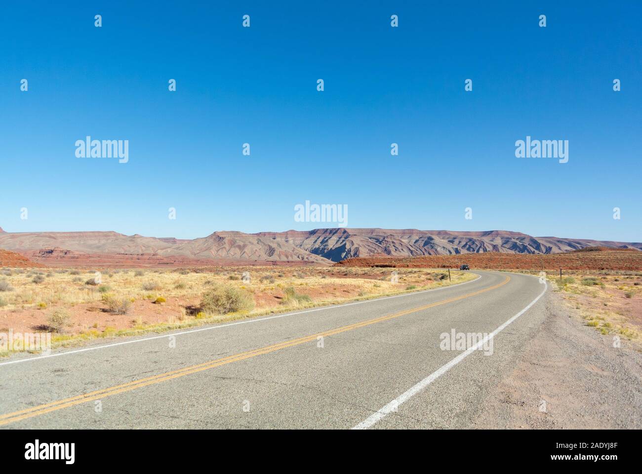 Utah, Vereinigte Staaten von Amerika, USA - Oktober 7 2019: eine Landschaft mit einer Straße in südwestlichen Wüste. Stockfoto