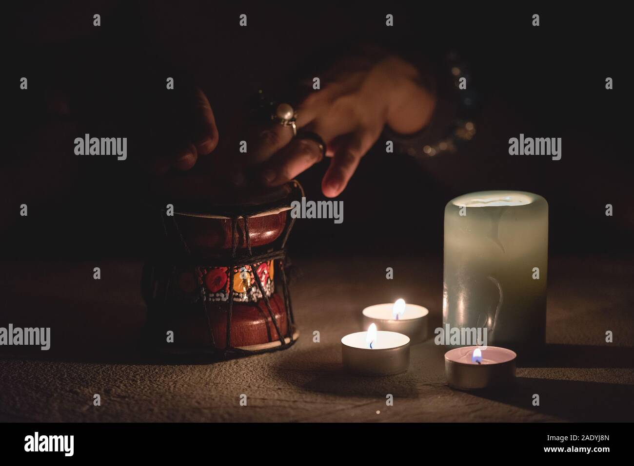 Magic drum und Schamanen Hände schließen. Stockfoto