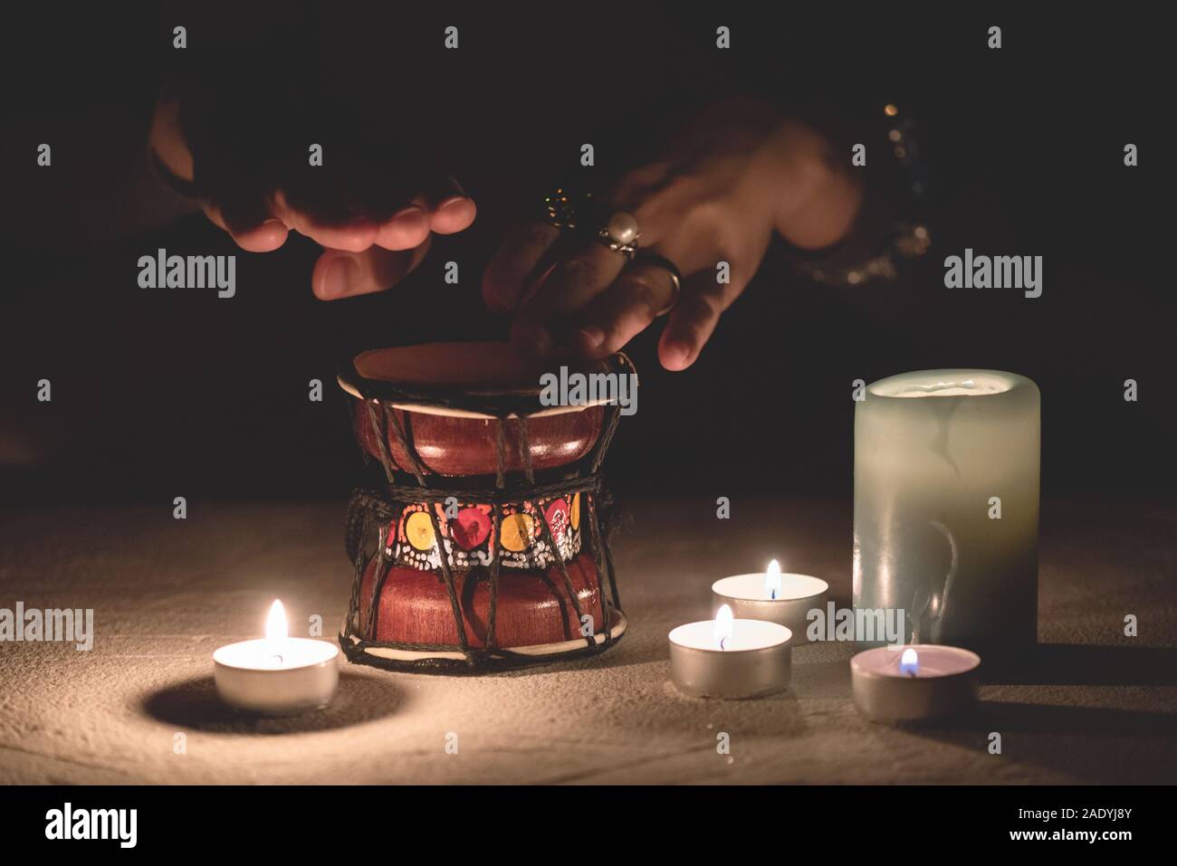 Magic drum und Schamanen Hände schließen. Stockfoto