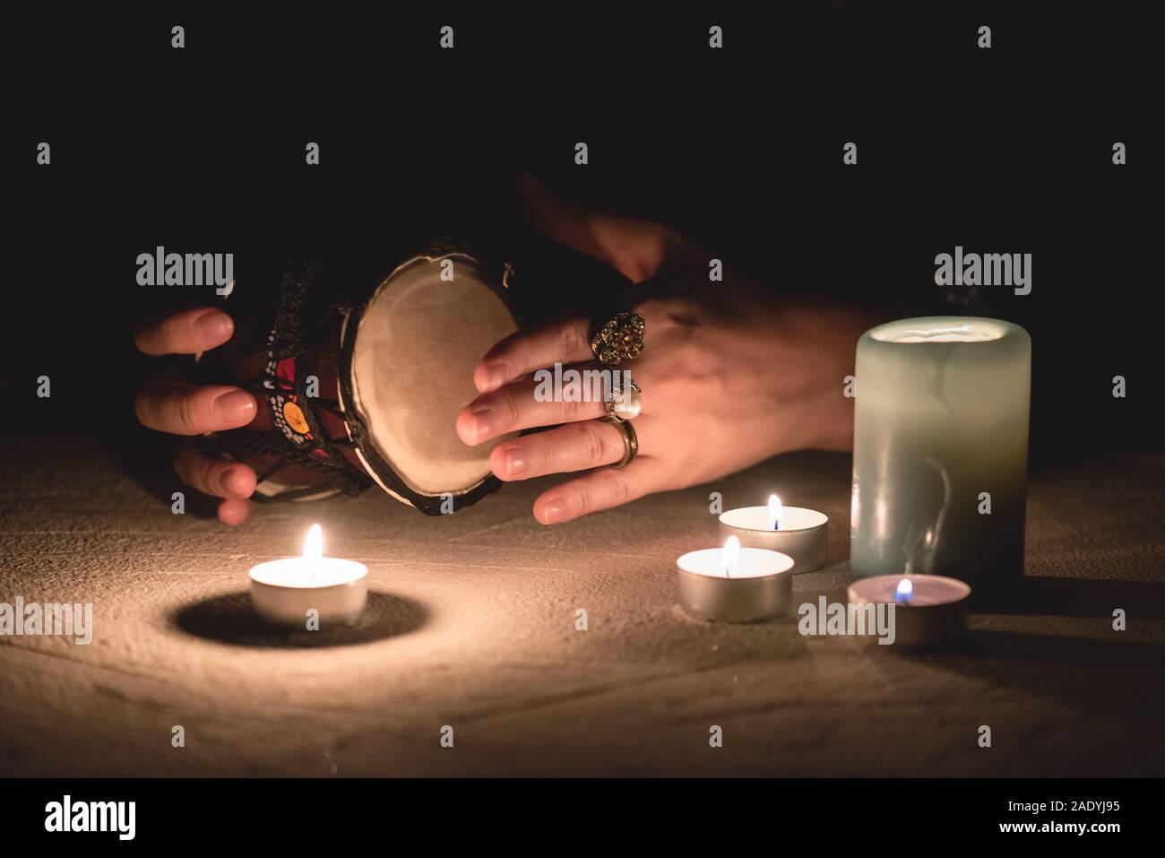 Magic drum und Schamanen Hände schließen. Stockfoto