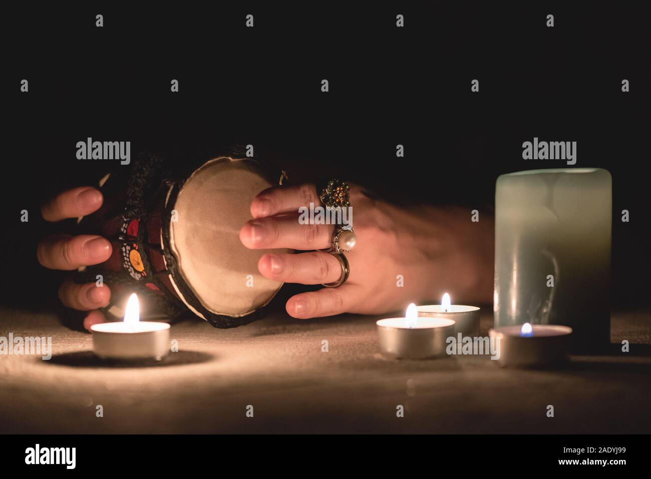 Magic drum und Schamanen Hände schließen. Stockfoto