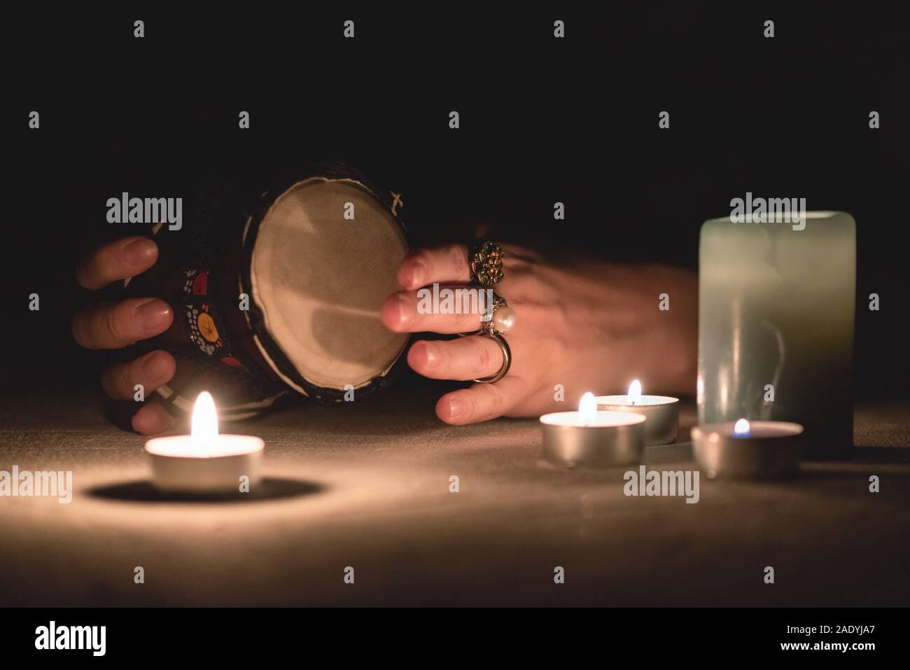 Magic drum und Schamanen Hände schließen. Stockfoto