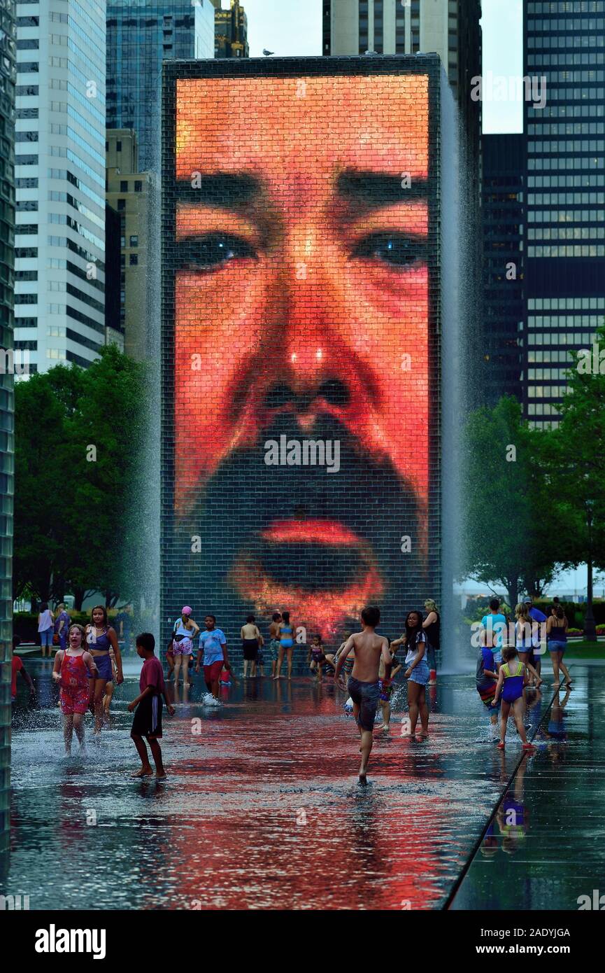 Chicago, Illinois, USA. Kinder spielen eine Abkühlen am Crown Fountain in Chicago, Millennium Park an einem heißen Sommertag. Stockfoto