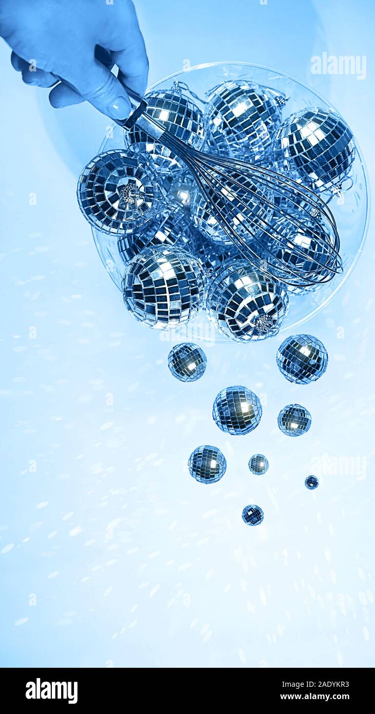 Blaue Farbe Inschrift 2020. Kreative Muster von Silber Disco Bälle für die Dekoration Party auf Pastell-blaue Farbverlauf Hintergrund. Winter Silvester Party urlaub Konzept. top Aussicht, flach. Stockfoto