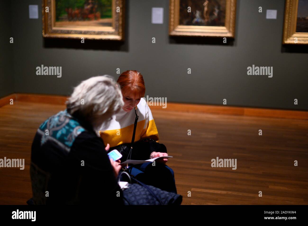 Besucher eine Karte während der Erkundung der Galerien des Philadelphia Museum of Art, in Philadelphia, PA am 10. November 2019. Stockfoto