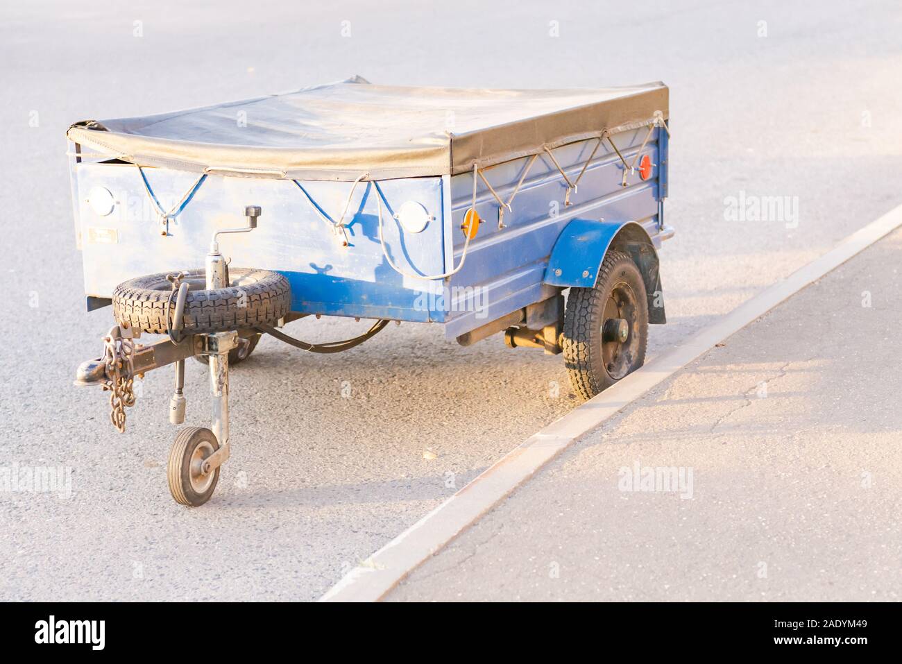 Trailer. Blau cargo Anhänger für Pkw. Helle Sonne. Stockfoto