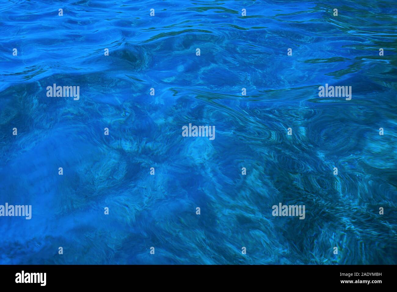 Blaue Farbe Inschrift 2020. Farbverlauf Farben Palette. Klares Wasser Oberfläche mit Wasser spritzt in trendigen Blau. Stockfoto