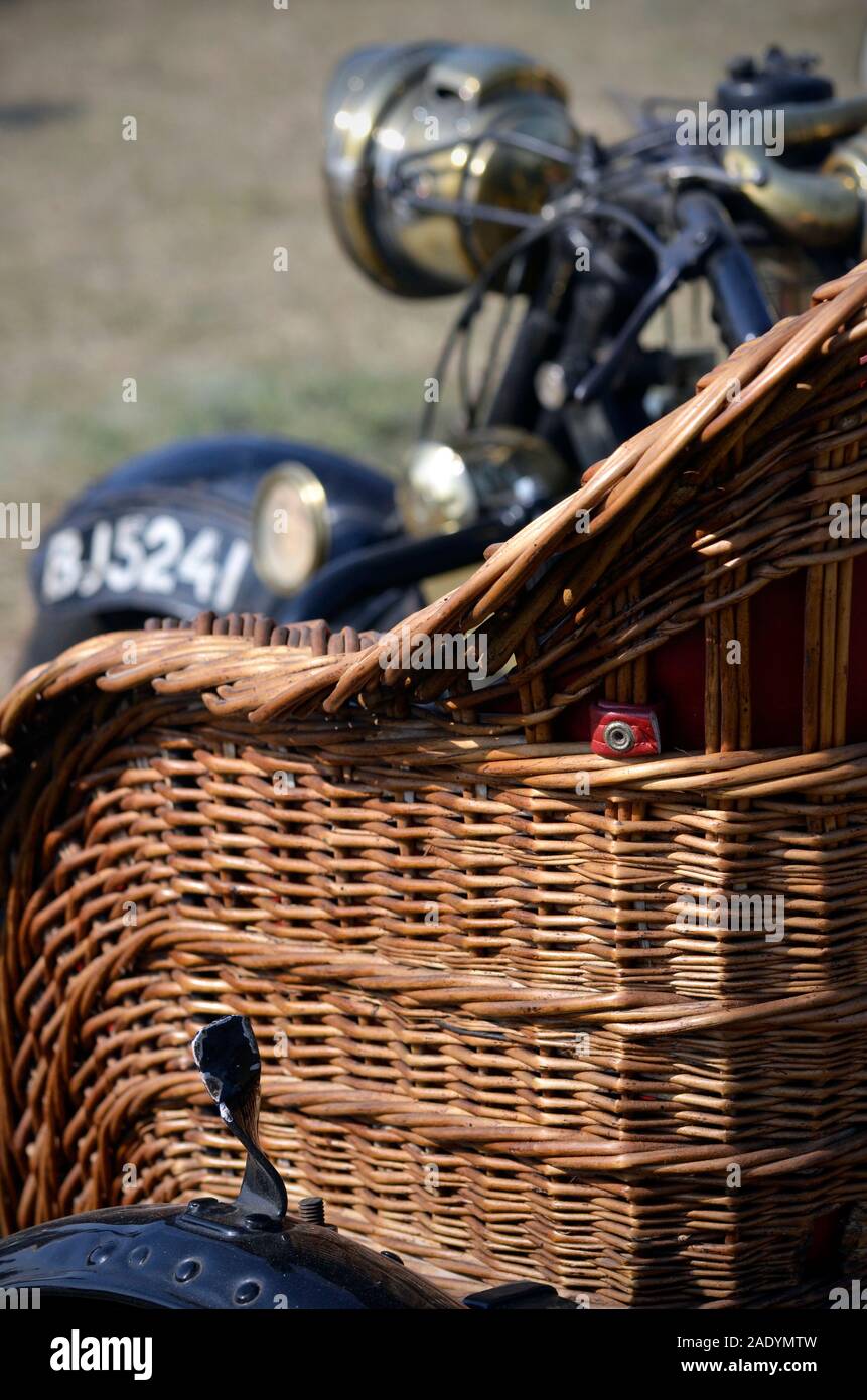 Oldtimer Motorrad und whicker Warenkorb Seitenwagen Stockfoto