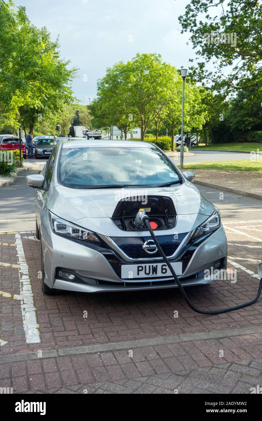 Nissan LEAF Elektroauto zum Aufladen der Punkt an der Warwick Service Station auf der Autobahn M40 in England UK aufgeladen Stockfoto