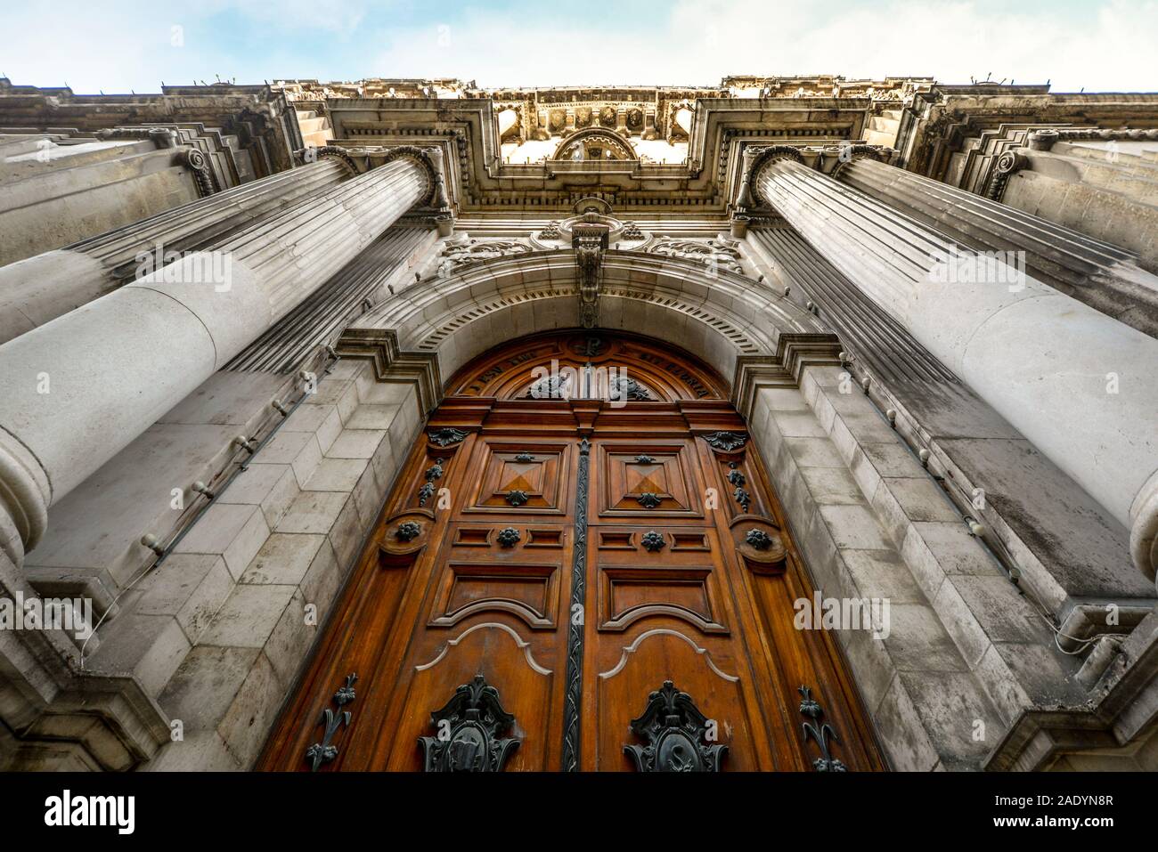 Beeindruckenden gotischen Türen auf die Kirche des Hl. Paulus Schiffbruch in der Stadt Valletta auf der Mittelmeerinsel Malta. Stockfoto