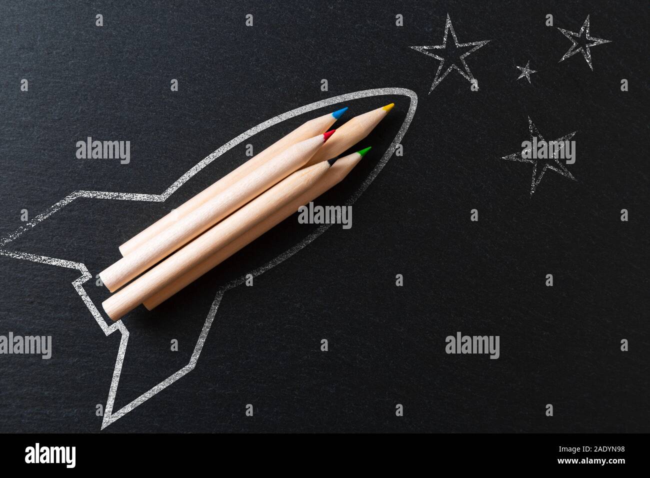 Zeichnung einer Rakete auf schwarzem Metall Hintergrund mit Bleistift. Start Konzept Stockfoto